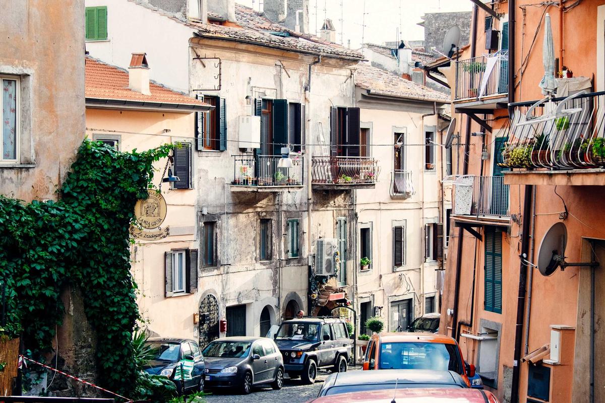 Elettricista Sablewild Cliff al lavoro su un quadro elettrico a Milano